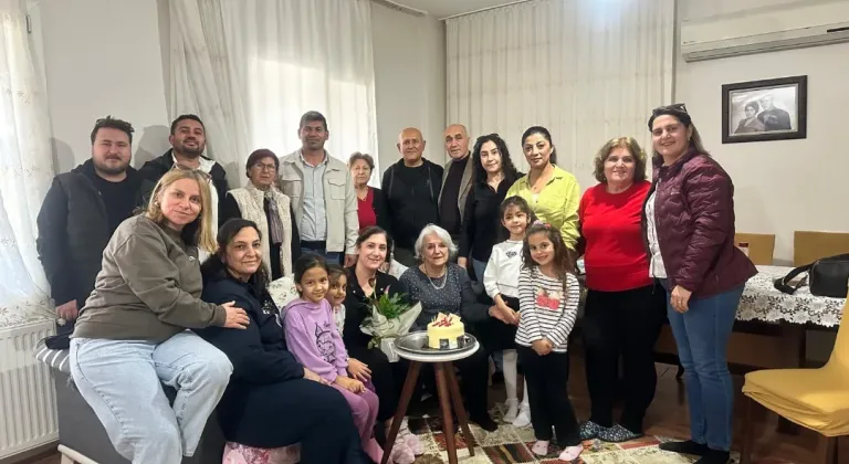 CHP FOÇA'DAN DOĞUMGÜNÜ SÜRPRİZİ