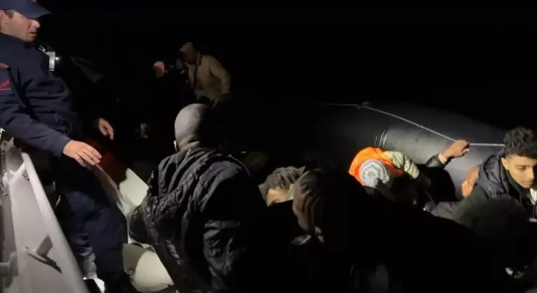 FOÇA AÇIKLARINDA SÜRÜKLENEN 36 GÖÇMEN KURTARILDI