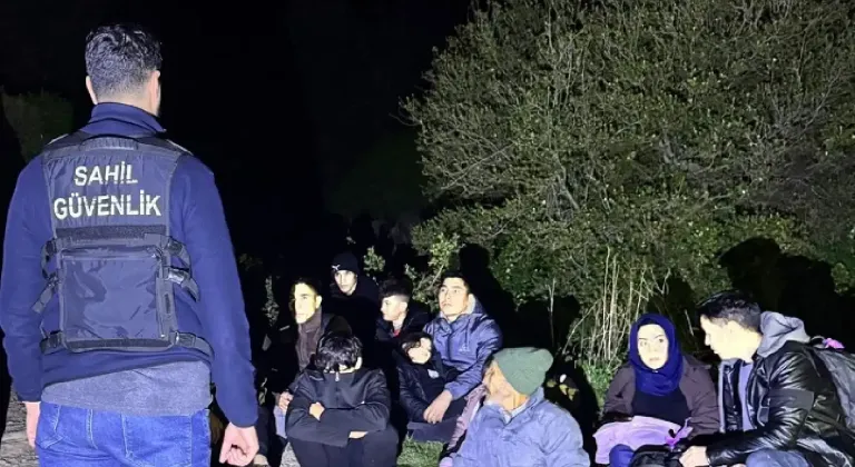 FOÇA'DA 13 DÜZENSİZ GÖÇMEN YAKALANDI