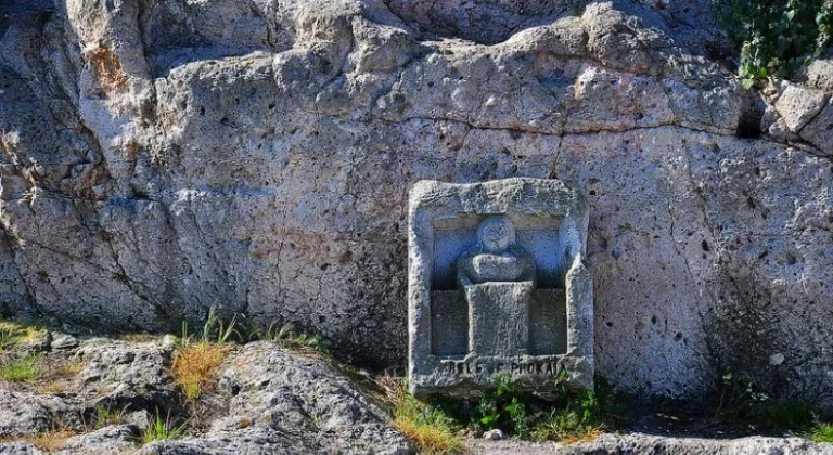 FOÇA KYBELE AÇIK HAVA TAPINAĞI