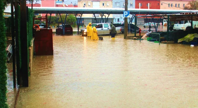 FOÇA'YA BİR AYLIK YAĞIŞ BİR GECEDE DÜŞTÜ