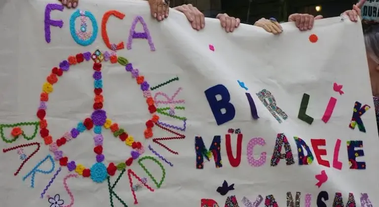 FOÇALI KADINLAR BUGÜN SOKAKTA