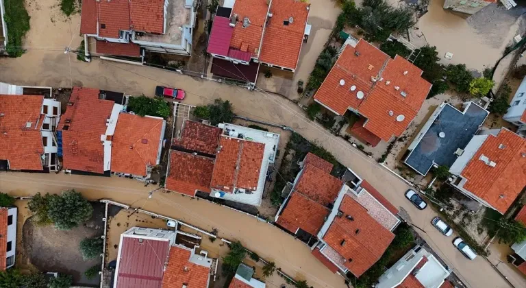 YENİ FOÇA'DA SELDE SULAR ALTINDA KALAN SOKAKLARIN İSİMLERİ ŞAŞIRTTI